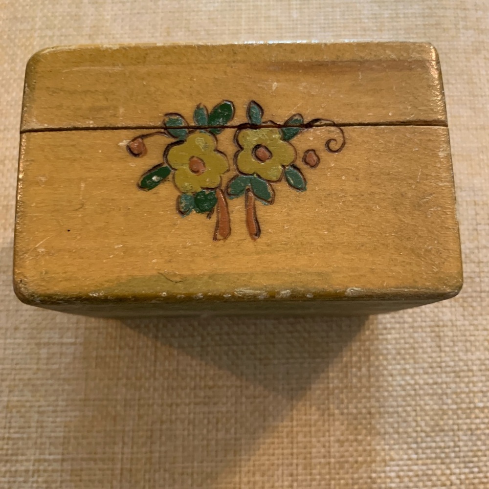 Antique Russian trinket box. Hand carved and painted. - Picture 7 of 10